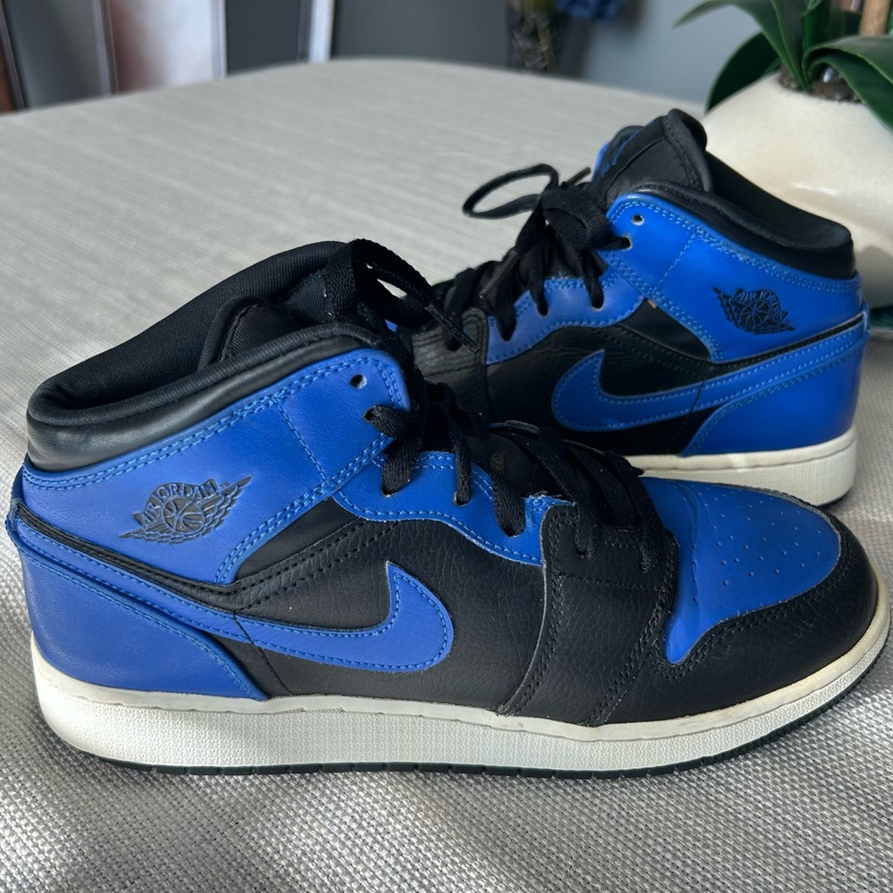 NIKE AIR JORDAN 1 MID HYPER ROYAL
